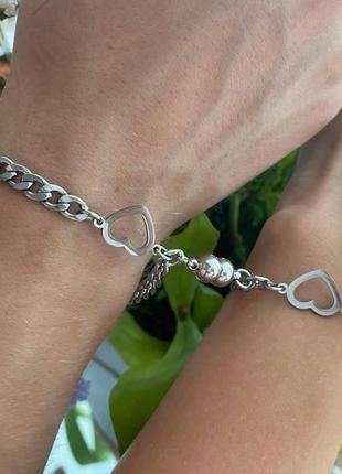 Парные браслеты неразлучники с амулетами сердечками