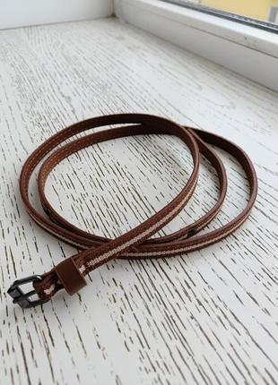 Тоненький, коричневий ремінець, пояс