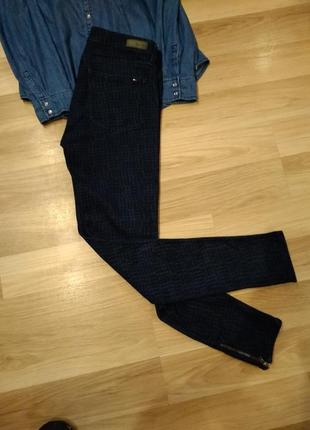 Стильные джинсы с высокой посадкой на талии без дефектов.10 фото
