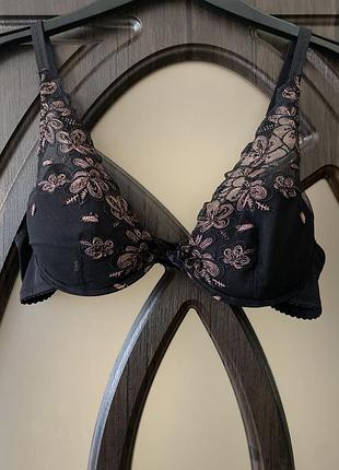 Шикарний, ажурний, бюстгальтер, чорного кольору, з вишитими квітами, від бренду: h&m 👌