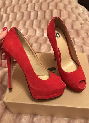 Шикарные красные замшевые туфли