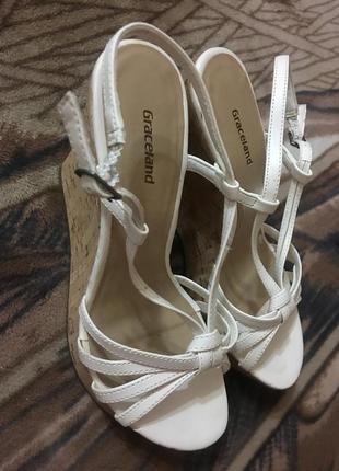 Дуже красиві босоніжки на танкетці graceland