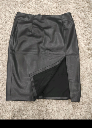 Удлиненная стильная юбка с шикарным вырезом, которая отлично подчеркнет вашу фигуру.