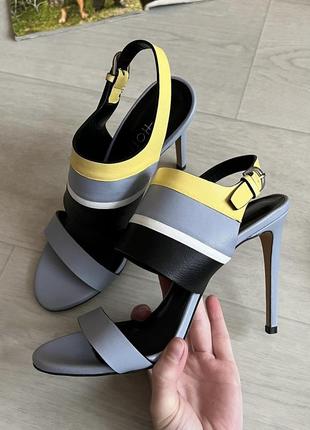 Розкішні натуральні шкіряні босоніжки hotter