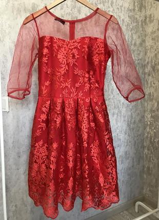 Нарядна червона сукня.