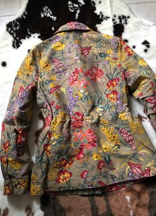 Курточка хакі з яскравим принтом, парка h&amp;m котонова9 фото