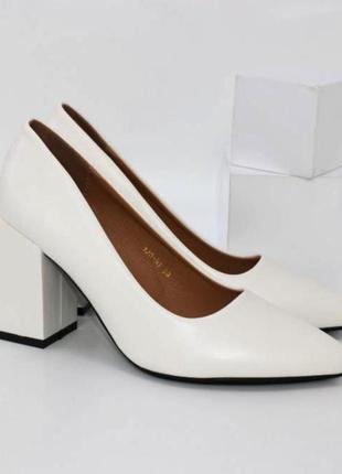 Белые весенние туфли с заостренным носком на широком каблуке1 фото