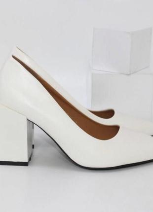 Белые весенние туфли с заостренным носком на широком каблуке4 фото