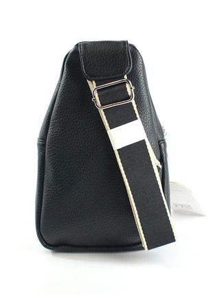Черная маленькая нагрудная женская сумка рюкзак слинг на одно плечо мини сумочка черного цвета2 фото