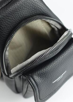 Чорна маленька нагрудна сумка жіноча рюкзак слінг на одне плече міні сумочка чорного кольору7 фото