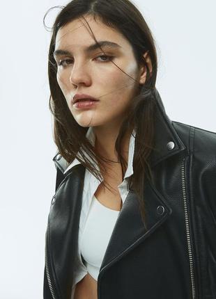 Жакет с диагональной молнией спереди, вырезными лацканами с кнопками и длинными...