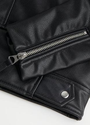 Жакет с диагональной молнией спереди, вырезными лацканами с кнопками и длинными...