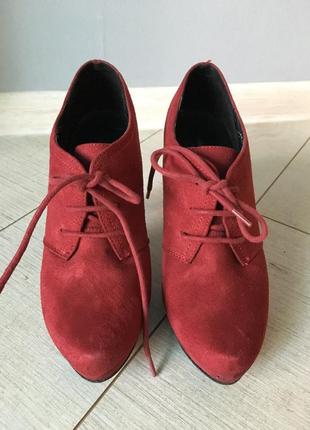 Червоні замшеві ботильйони