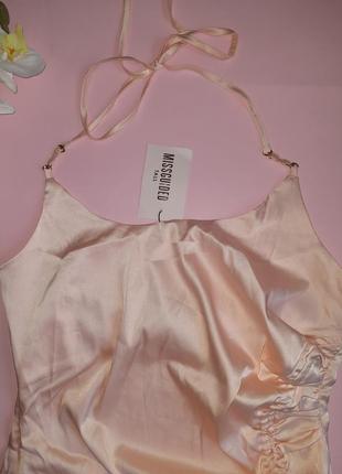 Атласное платье в нежно персиковом цвете missguided3 фото