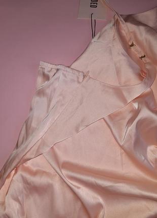 Атласное платье в нежно персиковом цвете missguided5 фото