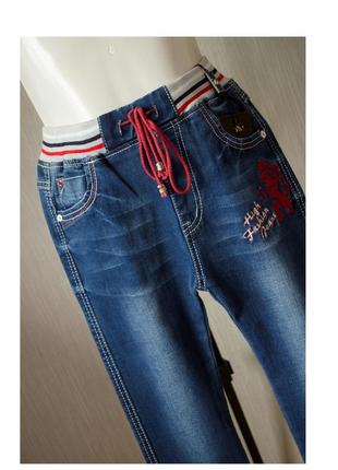 Cтильные джинсы на резинке c драконом
