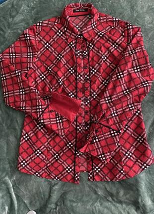 Блуза свободного силуэта. спереди застежка на пуговицах. длинный рукав на манжете с пуговицами и воротником-стойкой прерадует лаконичности вашему образу.