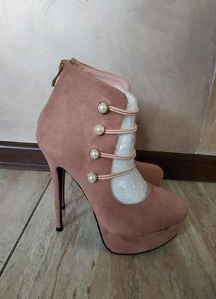 Відкриті ботильйони на високому підборі