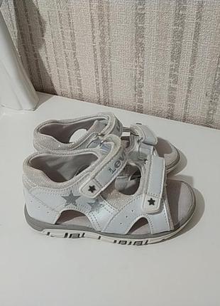 На дівчінку