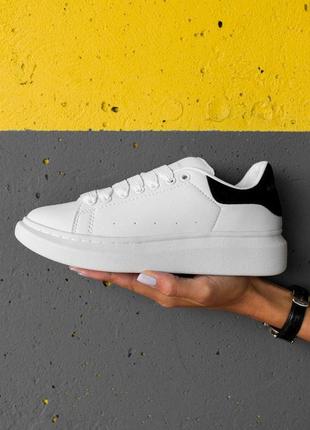 Женские кроссовки alexander mcqueen low white black 1 / smb3 фото