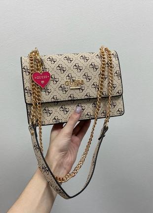 Женская стильная бежевая сумка тренд сезона guess