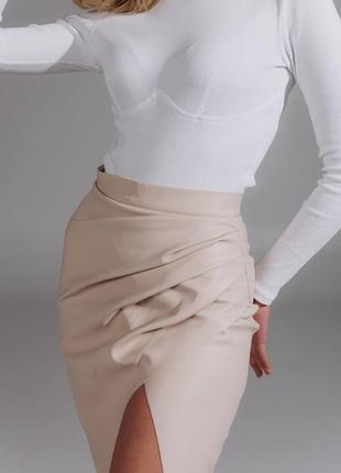 Ассиметричная юбка миди с разрезом с искусственной кожи3 фото
