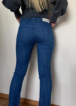 Зауженные синие джинсы кacne studios slim jeans6 фото