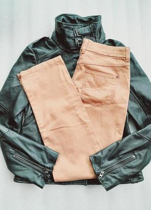 Круті штани своїм кроєм та матеріалом.