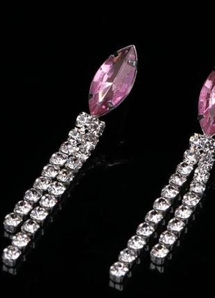 Комплект бижутерии с розовыми кристаллами.