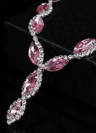 Комплект бижутерии с розовыми кристаллами.