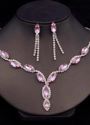 Комплект бижутерии с розовыми кристаллами.