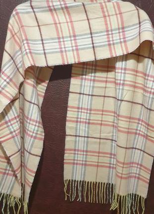 Рожевий шарф у клітинку