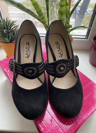 Замшеві чорні туфлі з круглим носком (36 розмір)