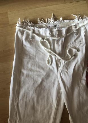 Белые джинсы манго с бежевой отстрочкой5 фото
