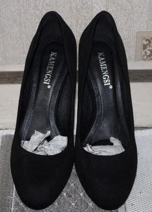 Стильные черные замшевые туфли лодочки на широком устойчивом каблуке3 фото