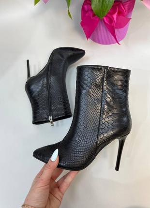 Базовые кожаные чёрные ботильоны на шпильке много цветов