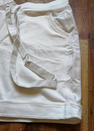 Удобные летние шорты белого цвета4 фото