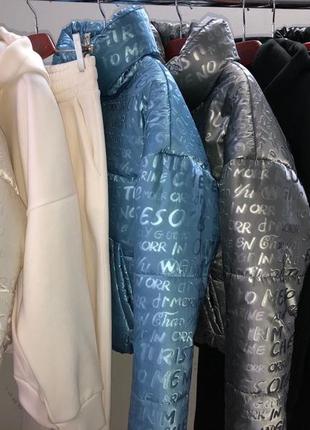 Куртка
из новой шикарной ткани с жемчужным лазерным принтом5 фото