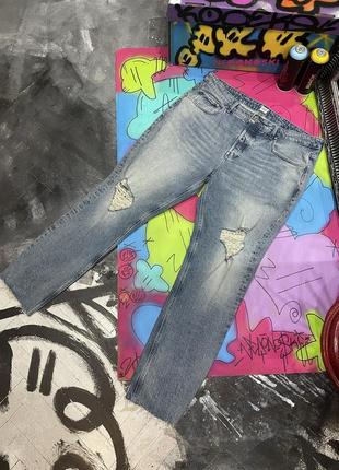 Зауженные стрейч джинсы с фабричным потертостями и обрезанным низом