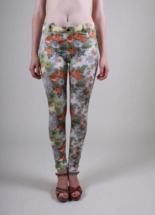 Штаны-лосины с ярким принтом.