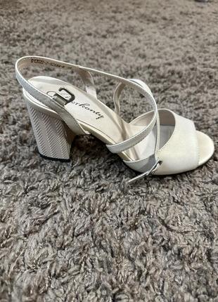 Бежевые кожаные босоножки