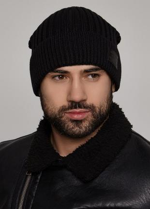 Зимняя черная мужская шапка на флисе вязаная1 фото