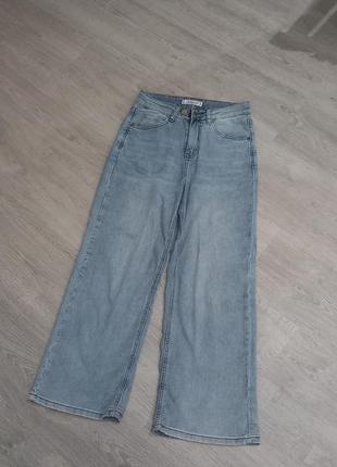 Широкие голубые джинсы1 фото