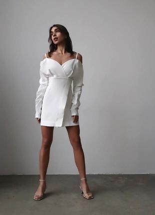 Молочна сукня міні з довгими спущеними рукавами