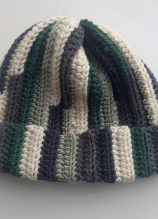 Шапка крючком в зеленых цветах
