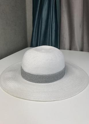 Шляпа белая с серебром