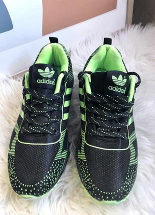 Яркие кроссовки от adidas