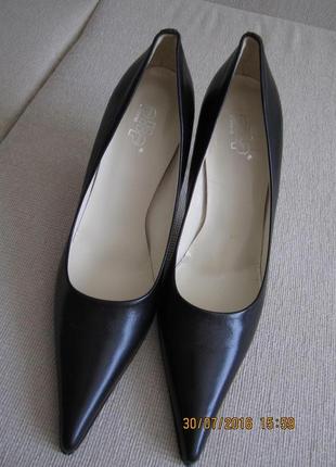 Туфли чёрные,новые,натуральная кожа, на высоком каблуке, классика.2 фото