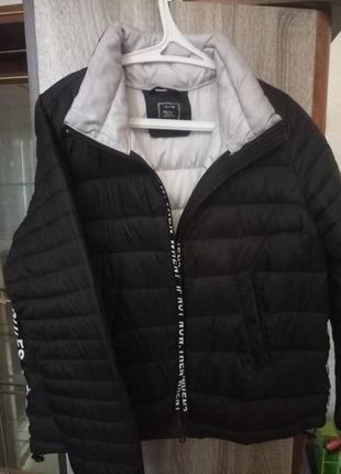 Очень крутая ультралегкая куртка ostin с надписью, размер м2 фото