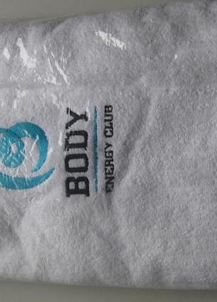 Новое большое , белое, хлопковое полотенце с логотипом 70/140